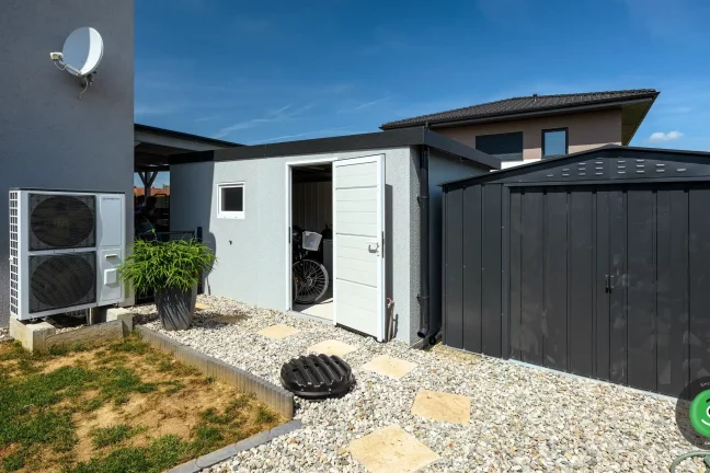 GARDEON garáž pre jedno auto so sivou omietkou