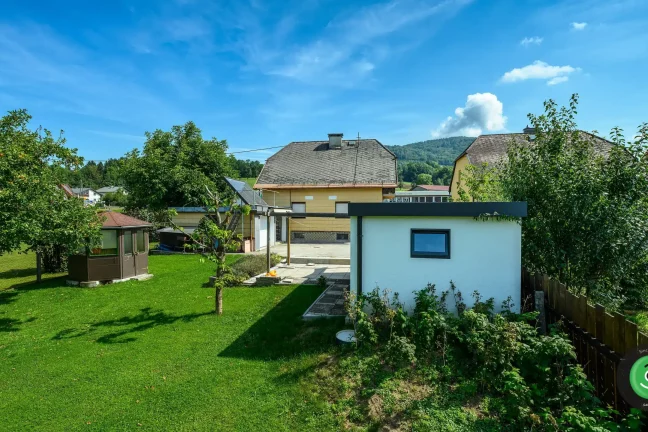 Biela GARDEON stavba obklopená zeleňou