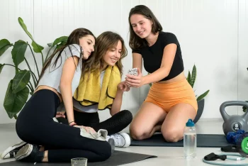 Cvičiace pomôcky v domácej posilňovni vytvorenej z GARDEON stavby