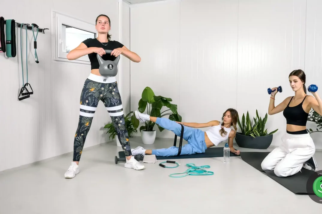 Posilňovanie vo fitness vytvorenom v garáži