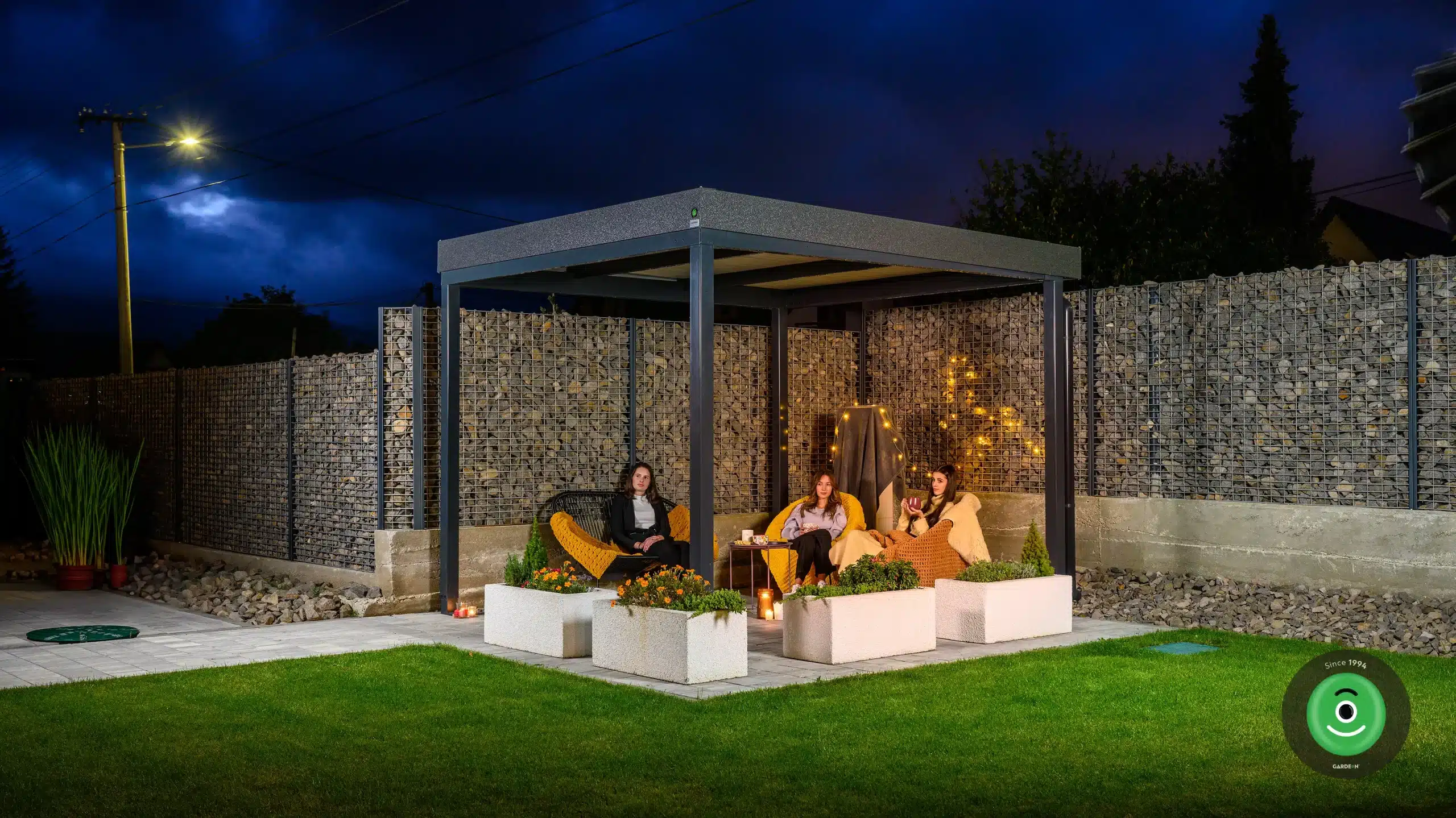 Príjemné večerné posedenie pod pergolou