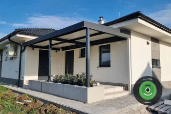 Terasa a prestrešenie vchodu do domu