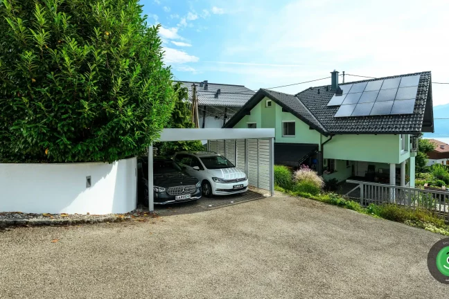 Rodinný dom vedľa prístrešku pre dve autá