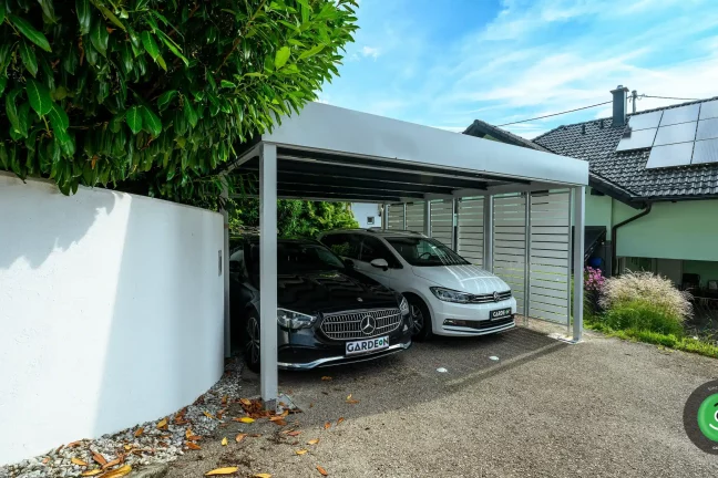 Dve autá zaparkované v bielom GARDEON prístrešku