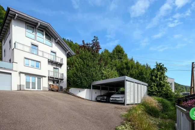 GARDEON prístrešok vedľa veľkého bieleho rodinného domu