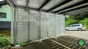 Detail na bielu kovov&uacute; v&yacute;plň v pr&iacute;stre&scaron;ku pre dve aut&aacute;