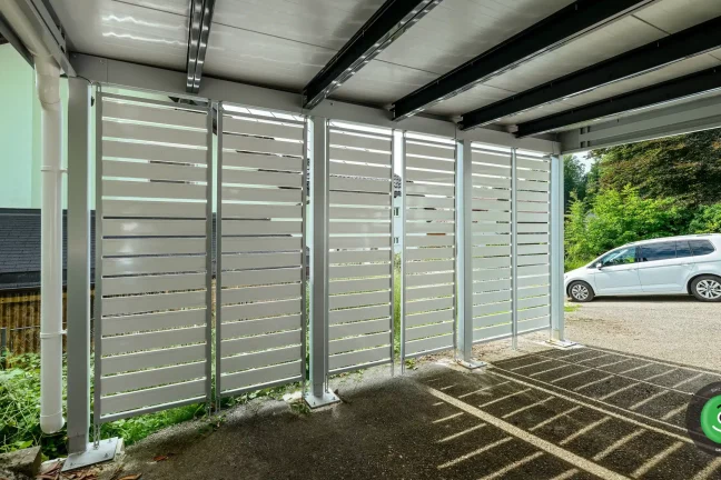 Detail na bielu kovovú výplň v prístrešku pre dve autá