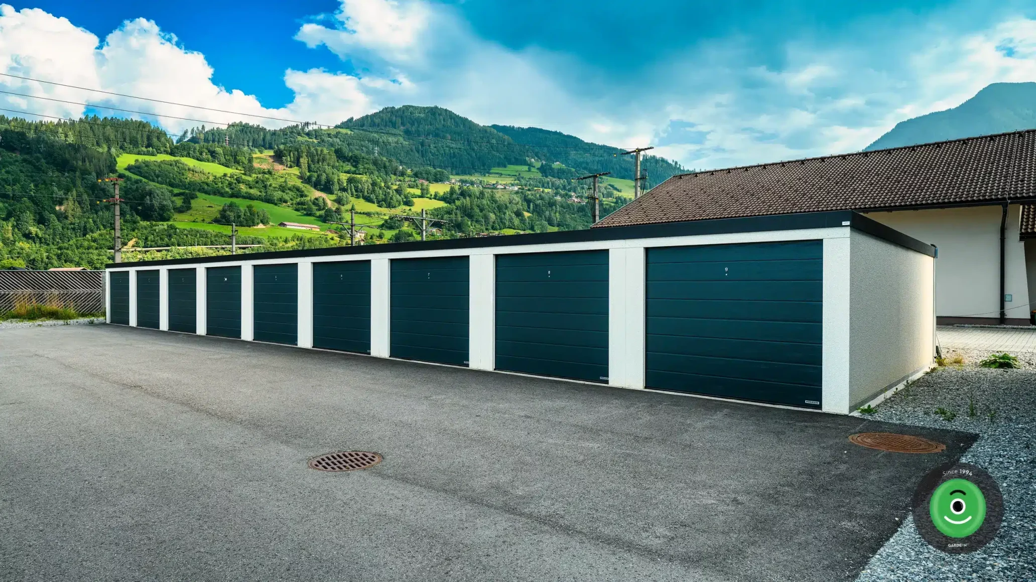 GARDEON radová stavba s bielou akrylátovou omietkou