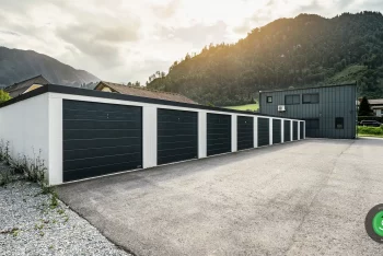 Deväť GARDEON garáži zmontované do radovej stavby