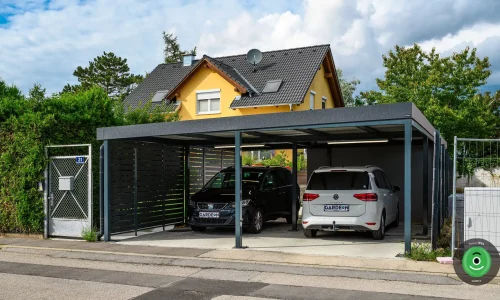 Dve osobné autá zaparkované v čiernom GARDEON prístrešku