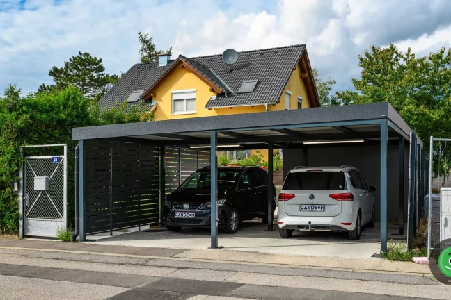 Dve osobné autá zaparkované v čiernom GARDEON prístrešku