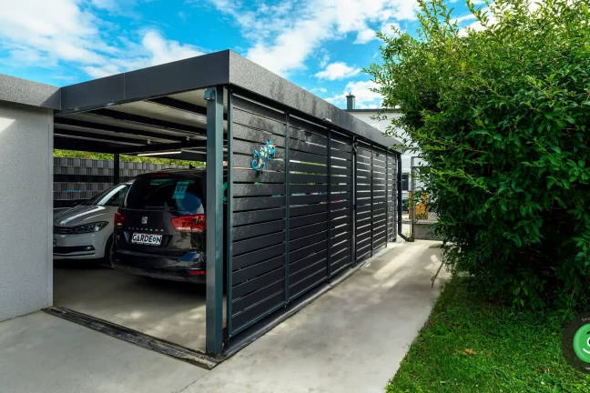 Záhradný domček a prístrešok s čiernou kovovou výplňou