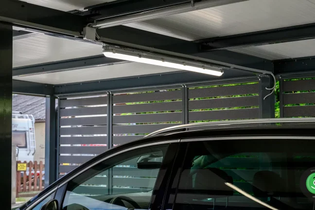 Detail na čiernu kovovú výplň GARDEON prístrešku