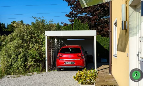 Prístrešok pre jedno auto hneď vedľa rodinného domčeka