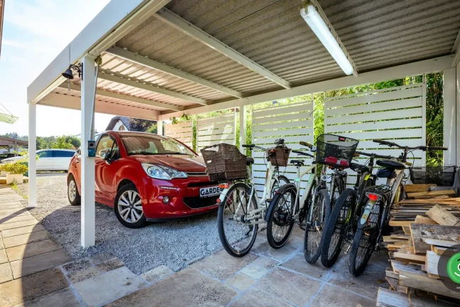 Vnútro prístrešku s jedným červeným autom