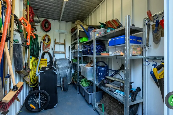 Vnútro GARDEON záhradného domčeka s regálmi