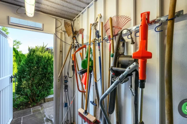 Závesné systémy využité v záhradnom domčeku