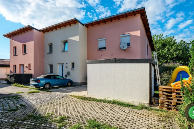 Zadná stena natretá bielou švajčiarskou omietkou