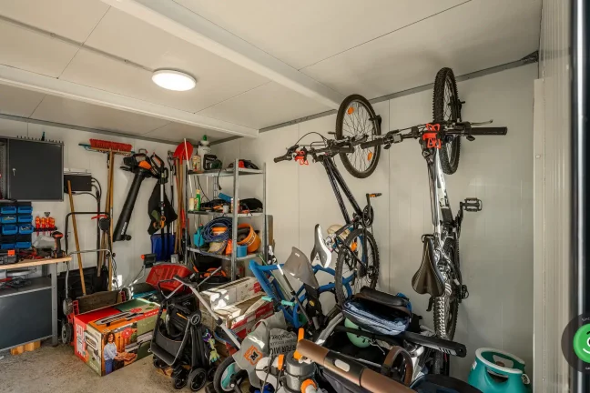 Závesné systémy na bicykle primontované na stenu záhradného domčeka