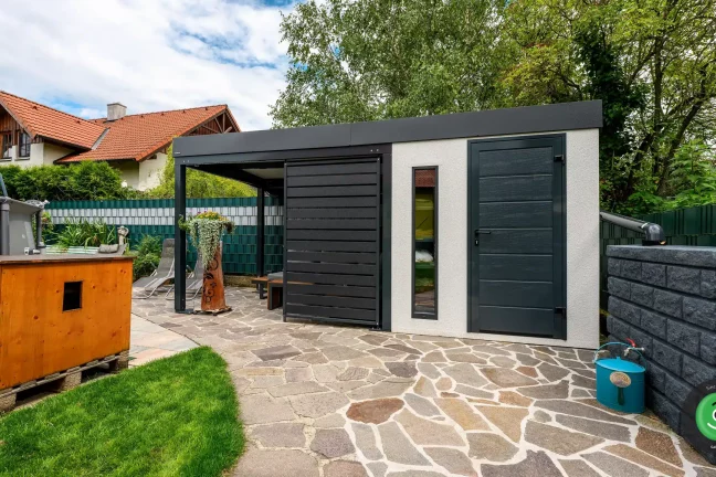 Čierny prístrešok so záhradným domčekom s bielou omietkou