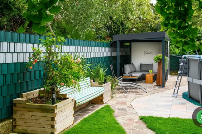 GARDEON prístrešok vedľa kvetinových záhonov