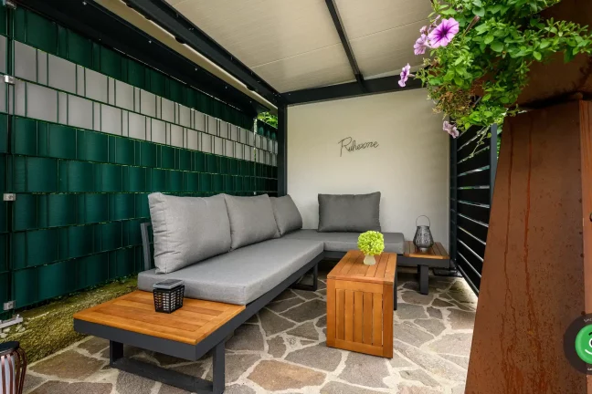 Vnútro prístrešku vedľa záhradného domčeka