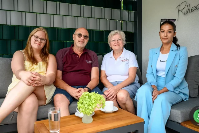 Spokojní zákazníci vo vnútri prístrešku