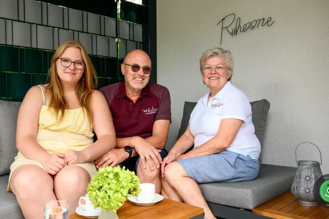 Detail na posedenie v prístrešku spolu so spokojnými zákazníkmi