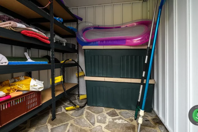 Detail na vnútro záhradného domčeka s regálmi na odkladanie veci