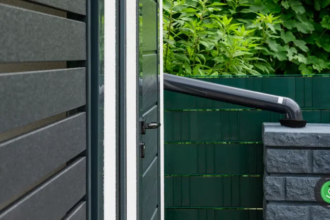 Detail na čiernu kovovú výplň v GARDEON prístrešku