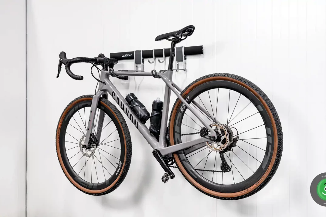 Závesný systém na bicykel GARDEON s háčikmi na príslušenstvo pripevnený k izolovanej stene Gardeon Thermopanel 50