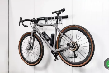 Závesný systém na bicykel GARDEON s háčikmi na príslušenstvo pripevnený k izolovanej stene Gardeon Thermopanel 50