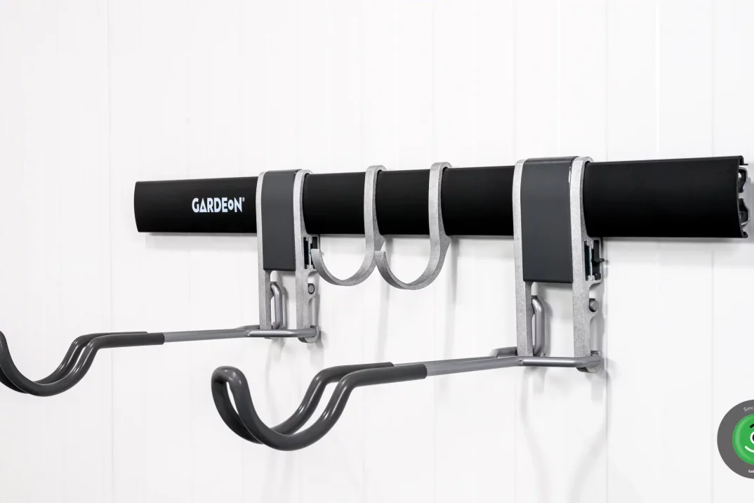 Závesný systém na bicykel GARDEON s háčikmi na príslušenstvo pripevnený k izolovanej stene