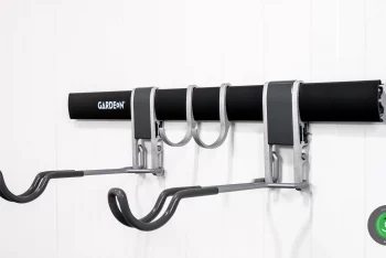 Závesný systém na bicykel GARDEON s háčikmi na príslušenstvo pripevnený k izolovanej stene