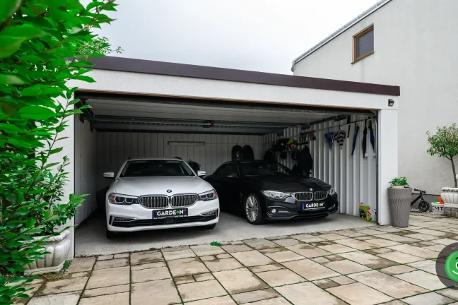 Garáž GARDEON s dvomi BMW u Petra Cmoríka