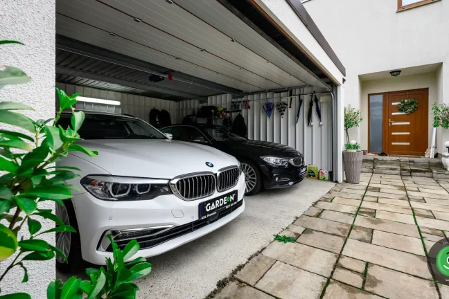 Garáž GARDEON s dvomi BMW