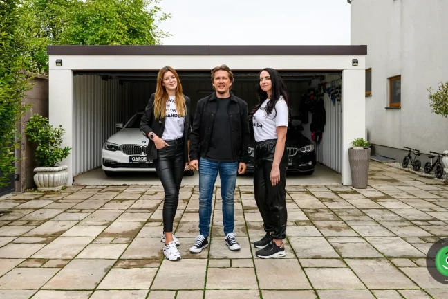 Peter Cmorík pred garážou s tímom s GARDEON-u