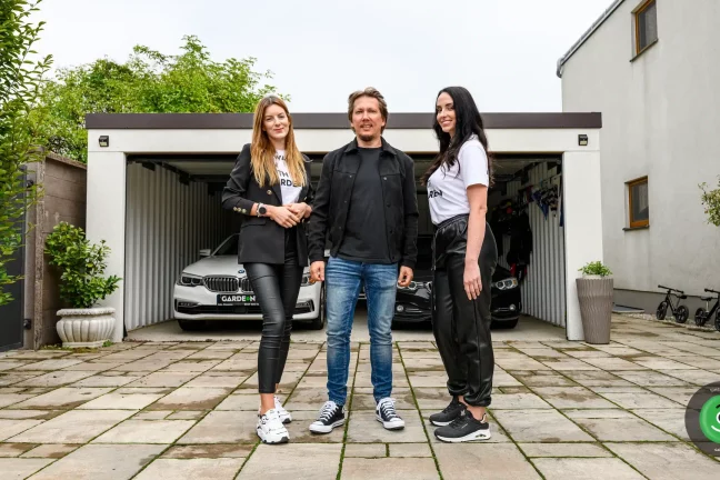 Peter Cmorík pred svojou garážou s tímom s GARDEON-u