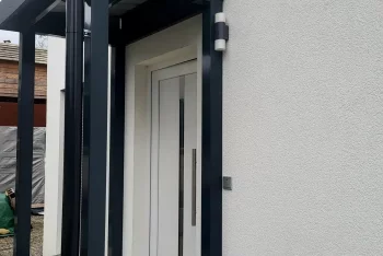 Vchod do domu s prístreškom GARDEON