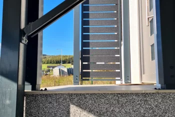 Malý prístrešok pred vchod do domu