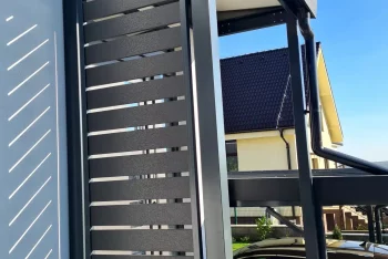 Prestrešenie vchodu do domu s bočnými lištami