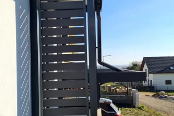 Schodisko do domu a prístrešok nad vchodom