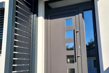 Vchodové dvere do domu s prístreškom nad vchodom