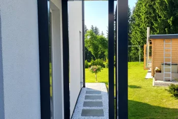 Malý prístrešok pred vchodom do domu