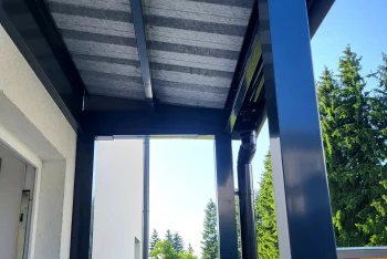 Neizolovaná strecha Dripstop na prístrešku pred vchodom do domu