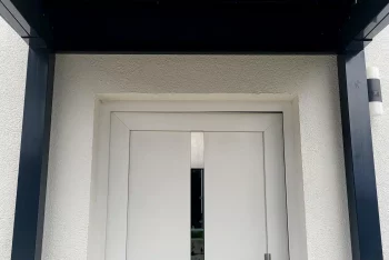 Vchodové dvere do domu a prístrešok s neizolovanou strechou