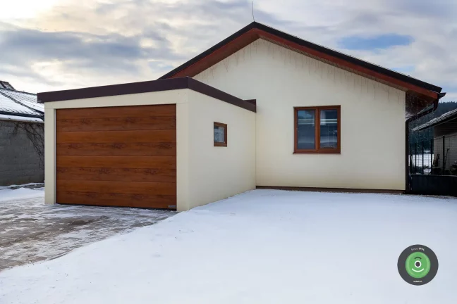 Garáž GARDEON v zime opretá o rodinný dom