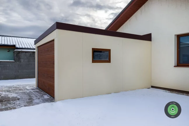 Okno z boku garáže GARDEON v hnedom odtieni