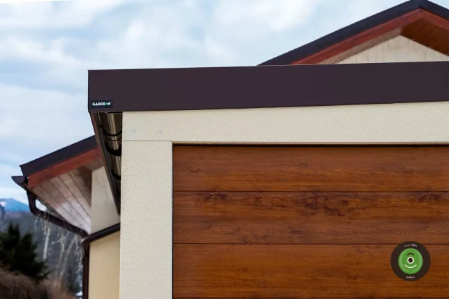 Tmavohnedá atika na garáži GARDEON