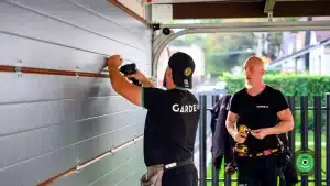 Montovanie posúvnej garážovej brány usadenej do prístrešku